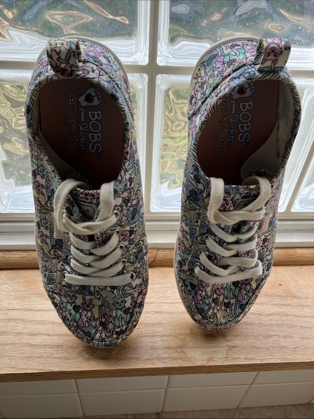 Skechers Women’s BOBS Cute Knitting Hearts Cat Print Sz 6 1/2 Canvas Sneakers